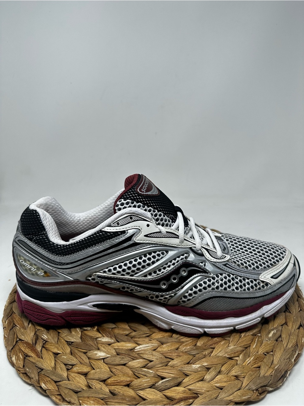 Saucony ProGrid Omni 9 Sneakers OG White Silver Red Size 13 Men's